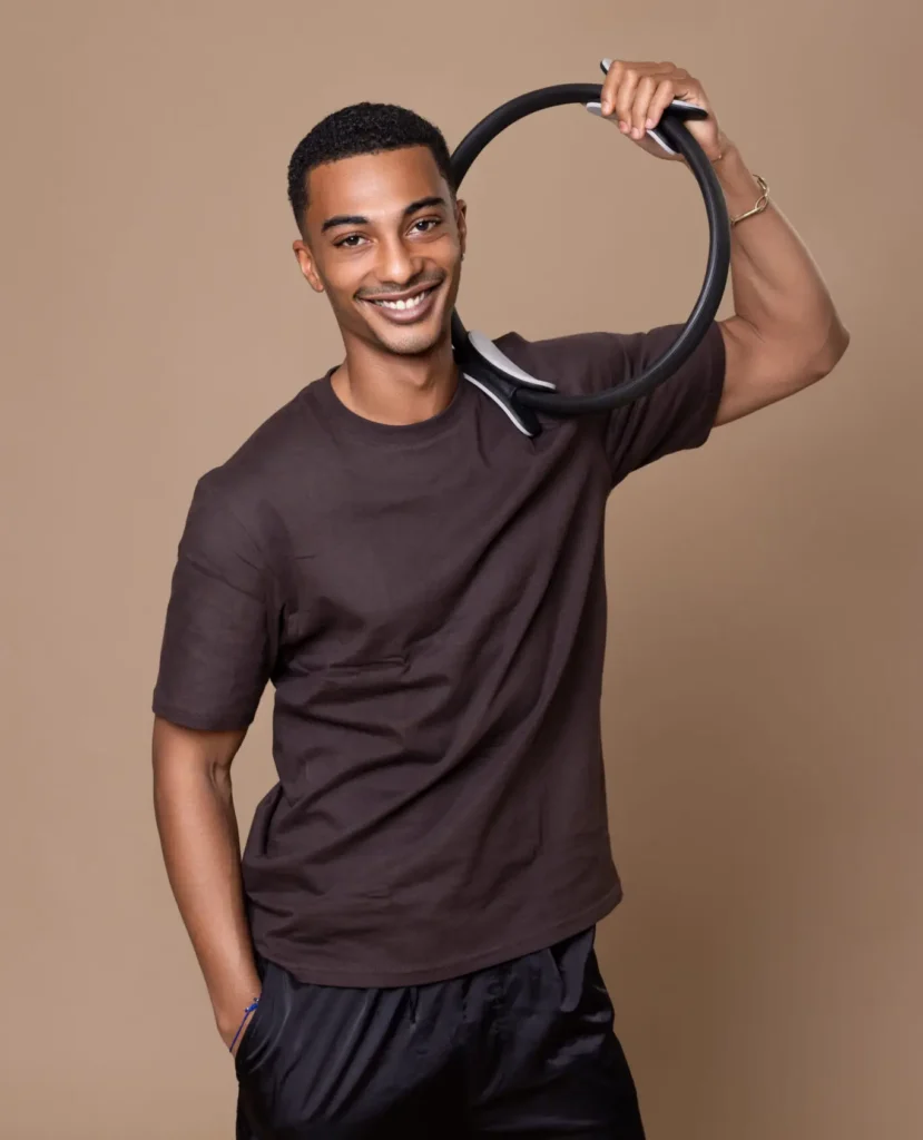 Onnys, coach diplômé BPJEPS et fondateur du studio de Pilates Reformer Details Pilates