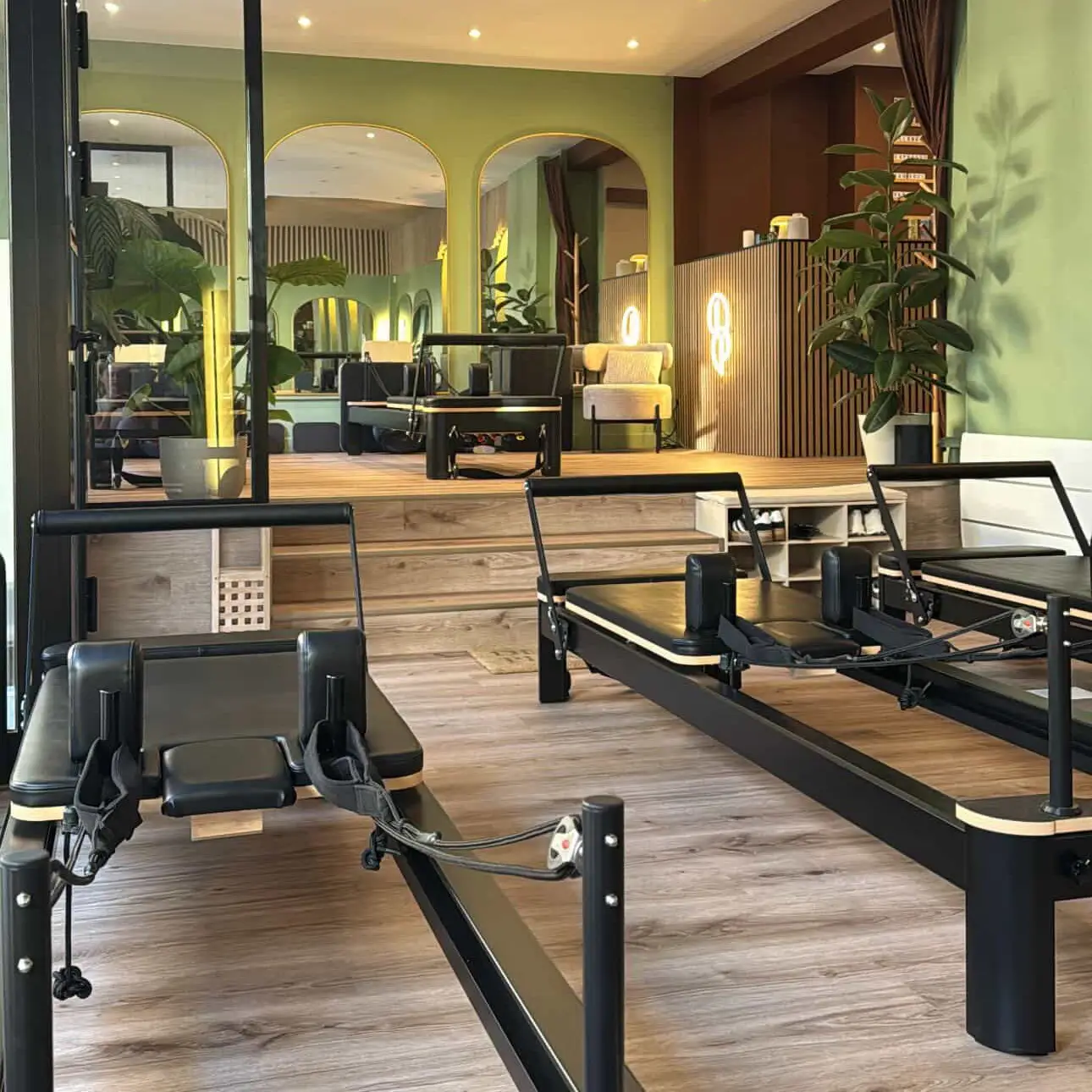 Salle principale du studio Details Pilates équipée de machines Pilates Reformer