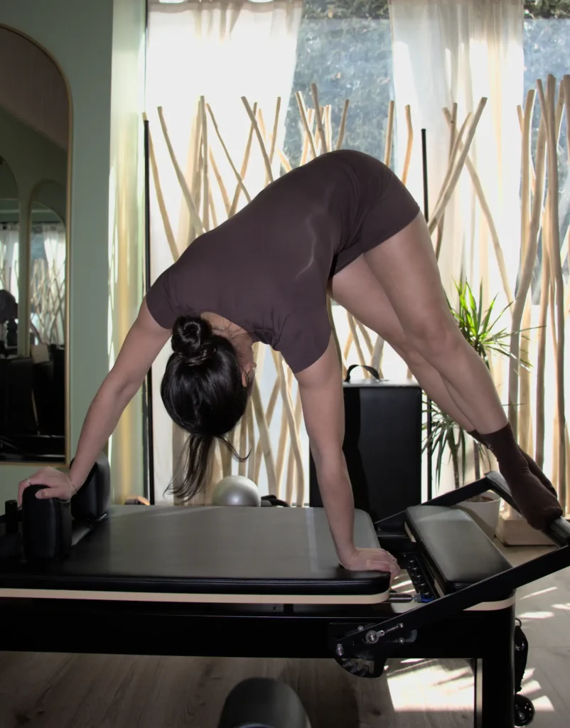 Élève confirmé en séance de Pilates Reformer cours Intensif chez Details Pilates